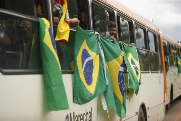 PM começa a desocupar acampamento bolsonarista em frente ao Exército