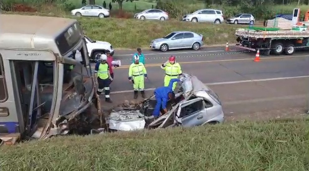 Duas pessoas morrem em colisão de carro contra ônibus na SP-191 em Araras; 4 ficam feridos