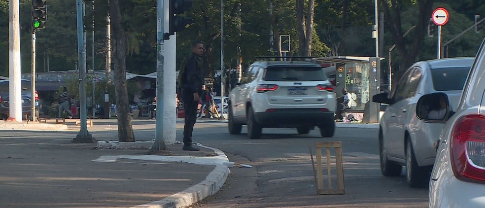 Mesmo após operação da CET, ‘flanelinhas’ voltam a utilizar caixotes para cobrar por vagas de Zona Azul no Centro de SP