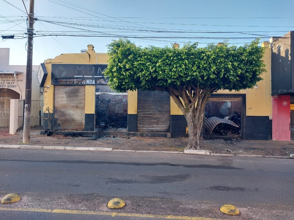 Incêndio destrói oficina e motocicletas em avenida de Tupã