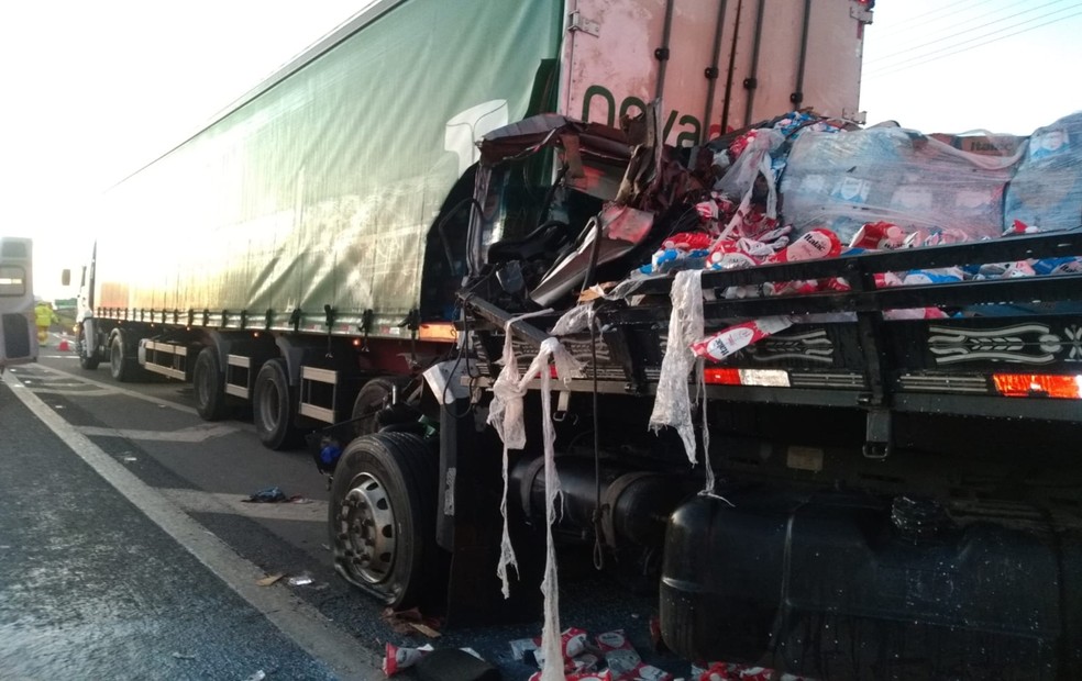 Motorista fica ferido em colisão traseira entre caminhão e carreta em Itapetininga