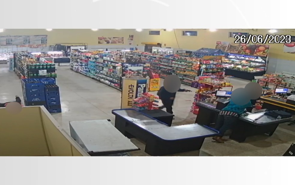 Adolescentes ameaçam funcionários e assaltam supermercado em Franca, SP;