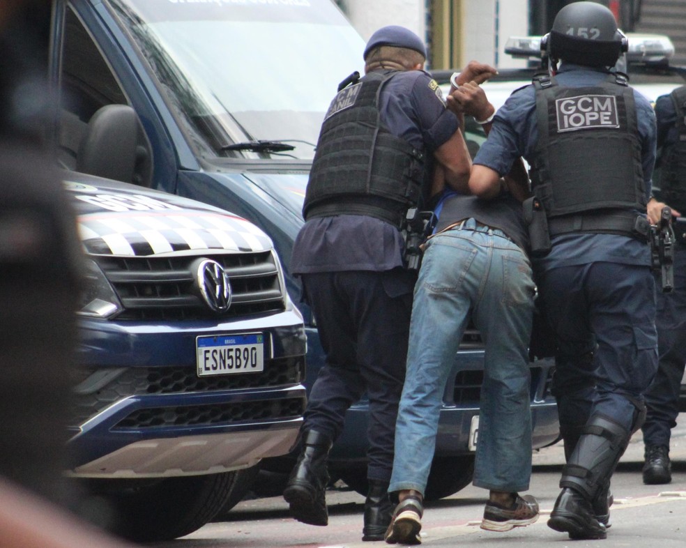 Prefeitura de SP investiga GCMs por cobrarem taxa de proteção a comerciantes na Cracolândia