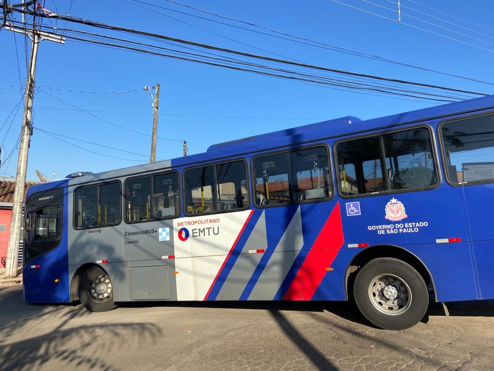 Asfalto se rompe com peso e ônibus fica preso em buraco em Santa Bárbara d’Oeste