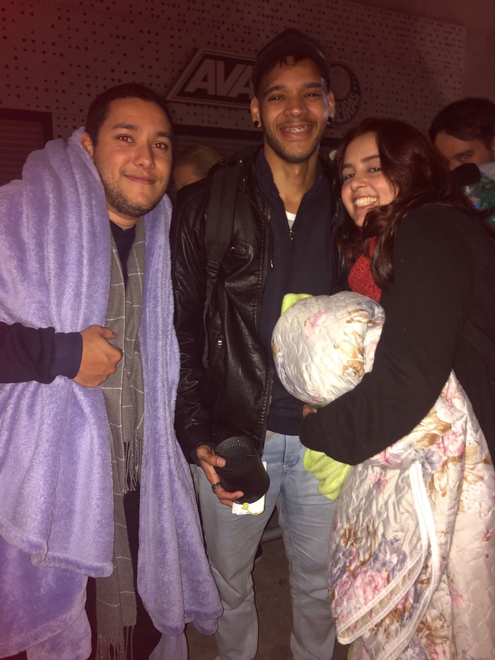 Última madrugada na fila de ingressos para show de Taylor Swift em SP é marcada por exaustão e fé de fãs e presença de idosos ‘suspeitos’