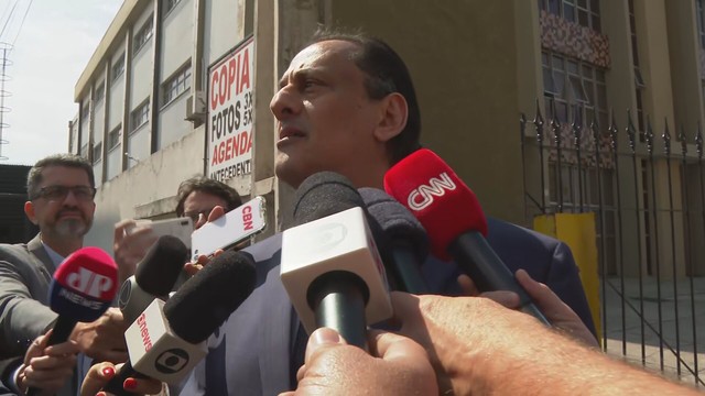 Frederick Wassef chega à PF em SP para prestar depoimento no caso das joias e se esquiva de falar sobre armas e Rolex