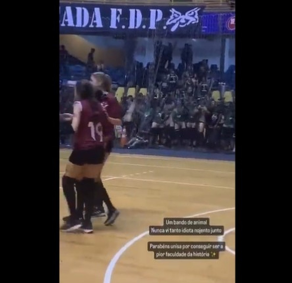 Alunos de medicina ficam pelados e simulam masturbação durante jogo de vôlei feminino em campeonato universitário em SP