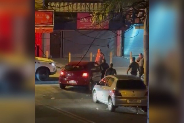 Vídeo mostra policiais batendo com cassetete e usando spray para dispersar jovens de pancadão