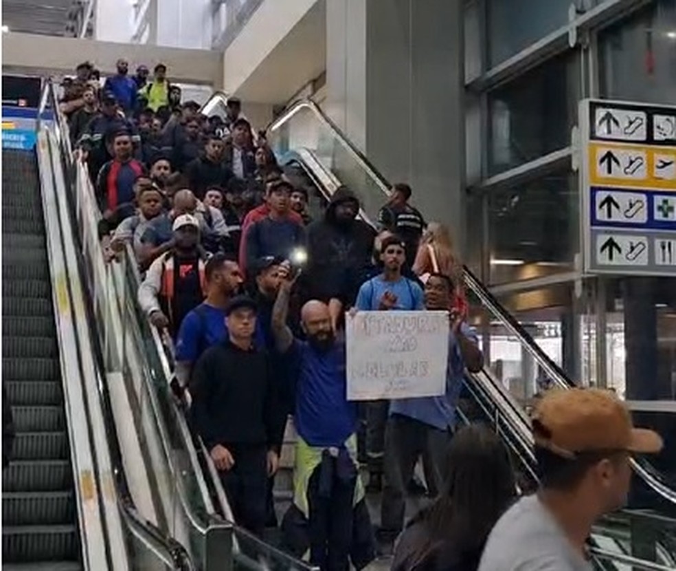 Funcionários do Aeroporto de Guarulhos protestam contra proibição do uso de celulares nas áreas de carga e descarga