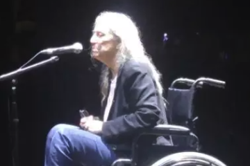 Patti Smith desmaia durante show em São Paulo, mas retorna ao palco e emociona público