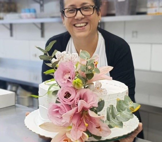 Da cozinha de casa à expansão no ABC Paulista: a trajetória doce e inspiradora de Regiane Canuto, que transformou uma paixão artesanal em três endereços cheios de charme, sabor e afeto