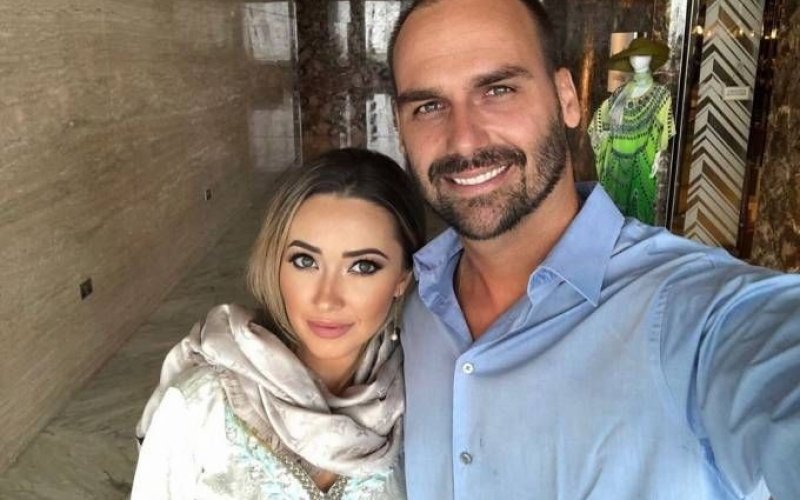 Esposa de Eduardo Bolsonaro defente o marido após declarações de Nikolas: “Tudo está bem”