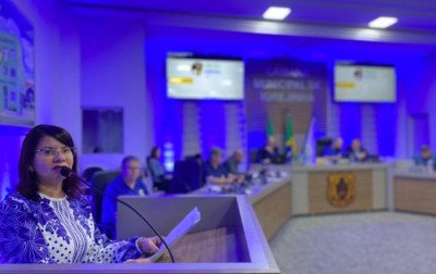 Mulher faz história ao se tornar presidente da Câmara municipal após seis décadas