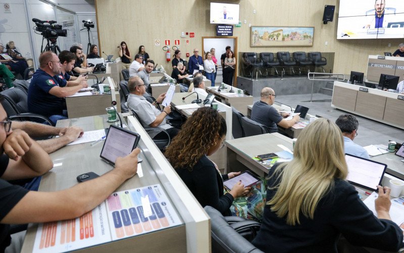 “Debate intenso no Congresso: Vale-refeição de R$ 1 mil desencadeia discussão sobre a profissionalização da política”