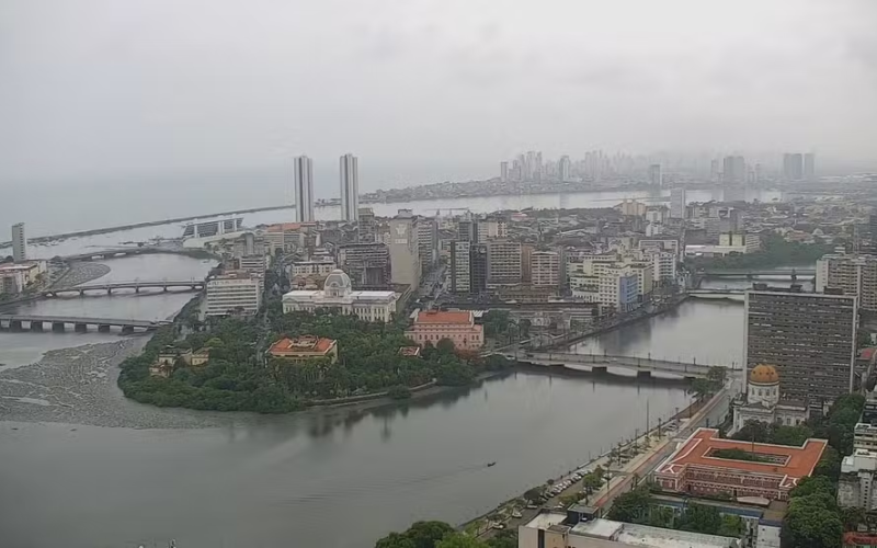 Carnaval sob a água: Recife revive caos com ruas alagadas