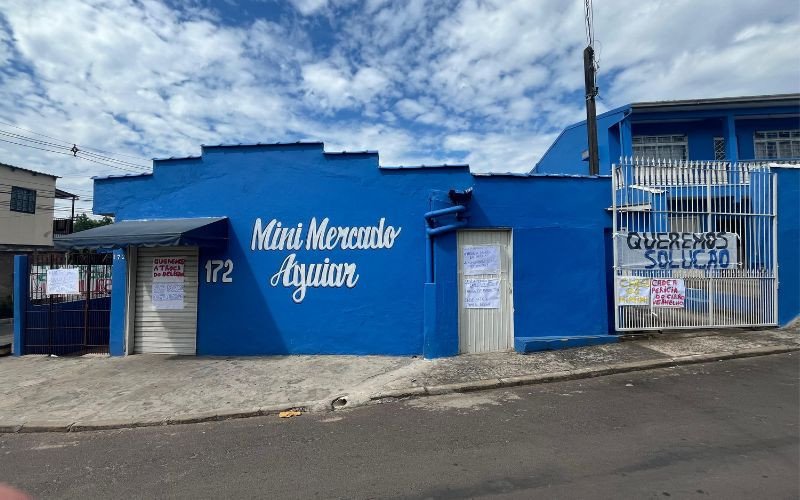 Cartazes em homenagem à família desaparecida são fixados em frente ao mercado: “Eram pessoas muito queridas”