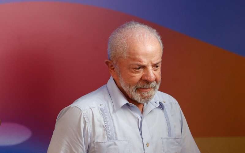 Lula afirma que pelo menos 18 ministros irão sair do governo até o dia 2