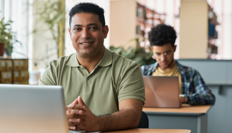 Educação de Jovens e Adultos com foco profissional: Integrando ensino básico, inovação tecnológica e oportunidades de trabalho.