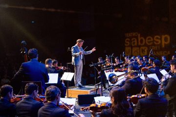 Alunos da School of Rock se apresentam em concerto sinfônico de clássicos do rock no Teatro Sabesp Frei Caneca