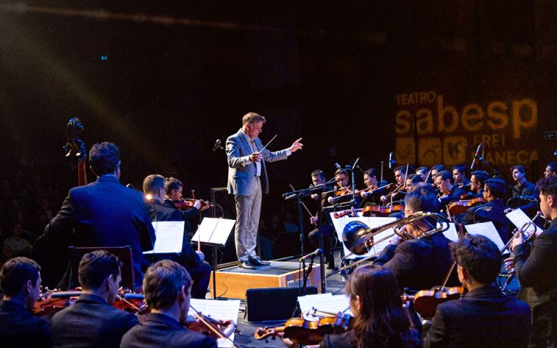 Alunos da School of Rock se apresentam em concerto sinfônico de clássicos do rock no Teatro Sabesp Frei Caneca
