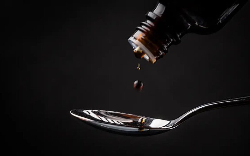 Anvisa veta ingrediente de xaropes para tosse devido ao risco elevado de arritmias cardíacas; descubra qual é