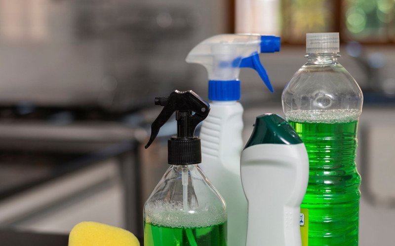Tragédia no lar: mulher falecer após combinar produtos de limpeza; entenda os riscos das misturas caseiras