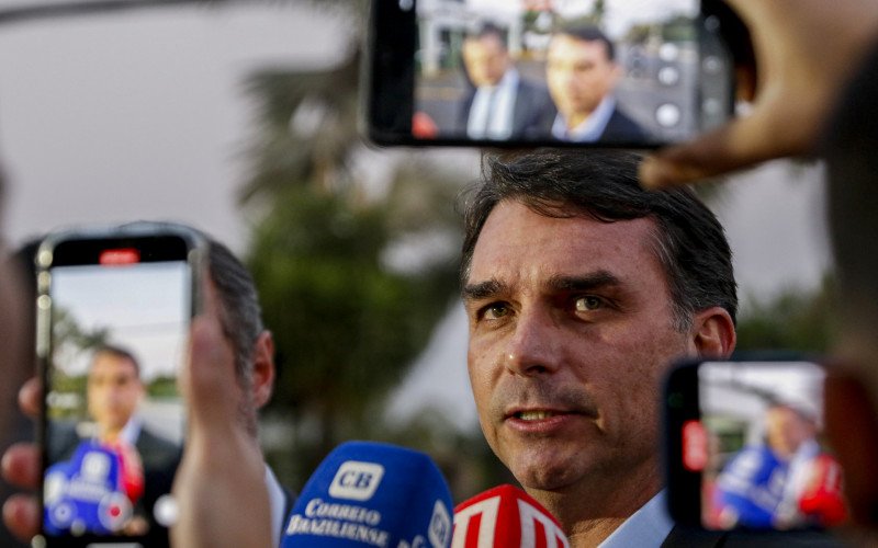 Flávio Bolsonaro busca interromper levantamento que revela aumento na rejeição após vazamento de diálogo com Vorcaro