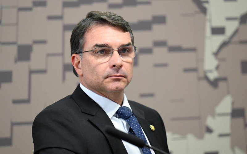 Metade dos entrevistados descarta apoio a Flávio Bolsonaro na corrida presidencial; confira os números