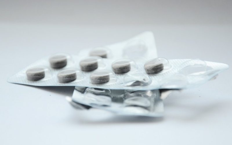 Anvisa interrompe distribuição de medicamentos para colesterol e corticoides; descubra as marcas afetadas