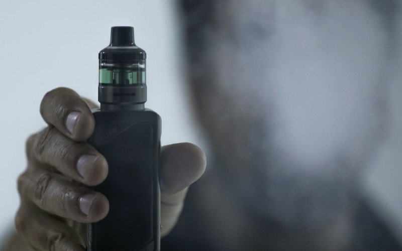 Inovação em moda: Moletom com vaporizador esconde cigarros eletrônicos e levanta preocupações