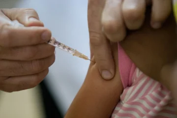 Início da vacinação infantil contra pneumonia e meningite pelo SUS