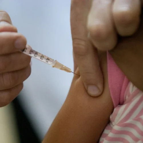 Início da vacinação infantil contra pneumonia e meningite pelo SUS