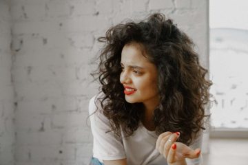 Falar consigo mesmo: a psicologia revela um aspecto positivo sobre essa prática comum
