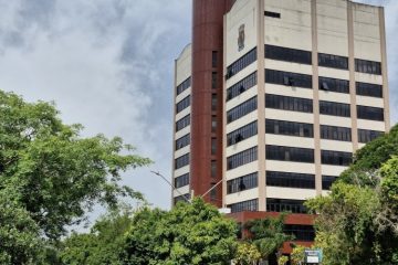 Vereadores têm pedido recusado, mas Justiça aponta possíveis irregularidades em remuneração da secretária da Fazenda