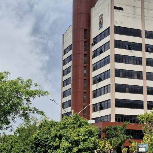 Vereadores têm pedido recusado, mas Justiça aponta possíveis irregularidades em remuneração da secretária da Fazenda