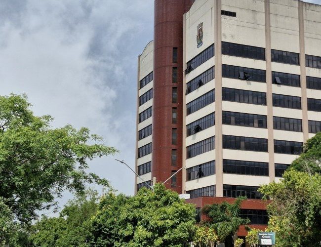 Vereadores têm pedido recusado, mas Justiça aponta possíveis irregularidades em remuneração da secretária da Fazenda