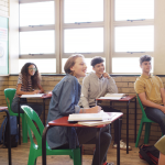 A verdadeira inovação no ensino acontece fora das paredes institucionais, afirma a Sigma Educação