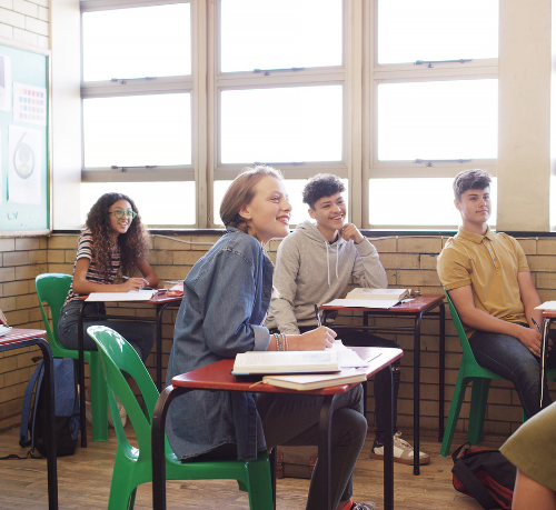 A verdadeira inovação no ensino acontece fora das paredes institucionais, afirma a Sigma Educação
