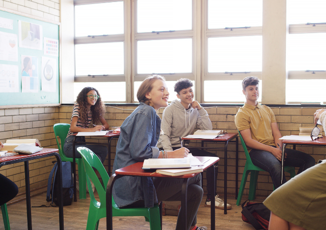 A verdadeira inovação no ensino acontece fora das paredes institucionais, afirma a Sigma Educação
