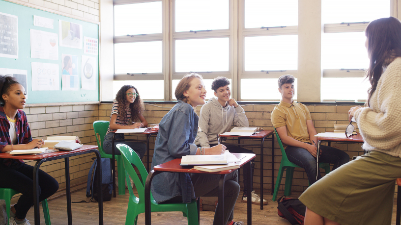 A verdadeira inovação no ensino acontece fora das paredes institucionais, afirma a Sigma Educação