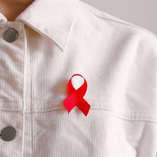 Brasil registra aumento de 20% nos casos de HIV, em contraste com a queda global de 43%