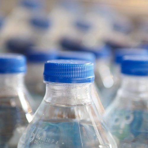 ANVISA suspende circulação de água mineral contaminada por coliformes; descubra qual é o produto afetado