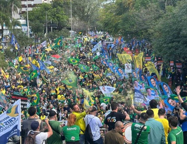 Protesto em Porto Alegre clama pelo impeachment de Moraes e exalta André Mendonça